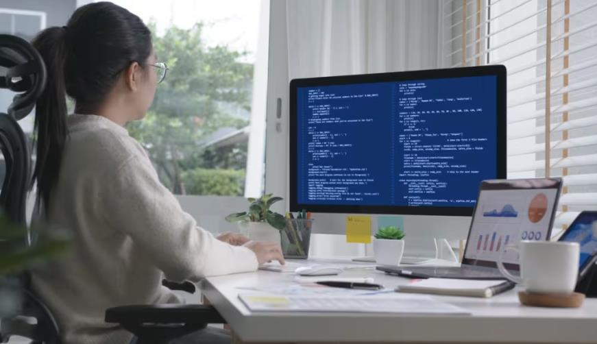承德软件开发公司实战建议:网站赋能,为何必须接入支持机器人?